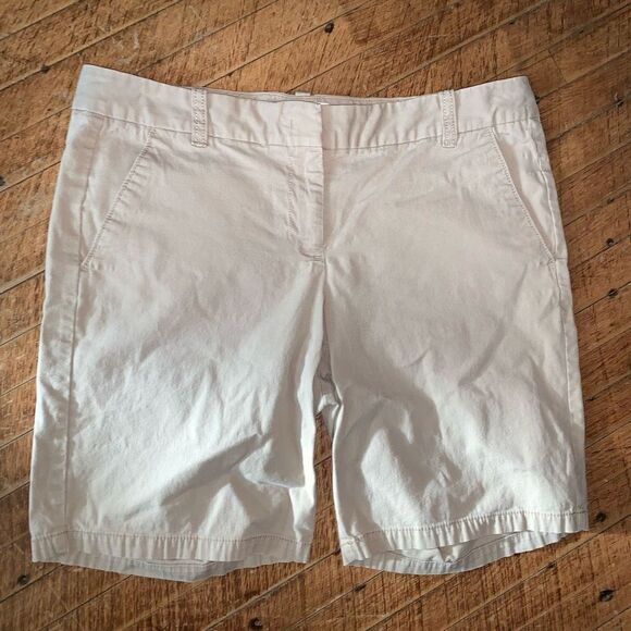 J Crew beige flat front business casual size 6 Bermuda shorts - Picture 1 of 3